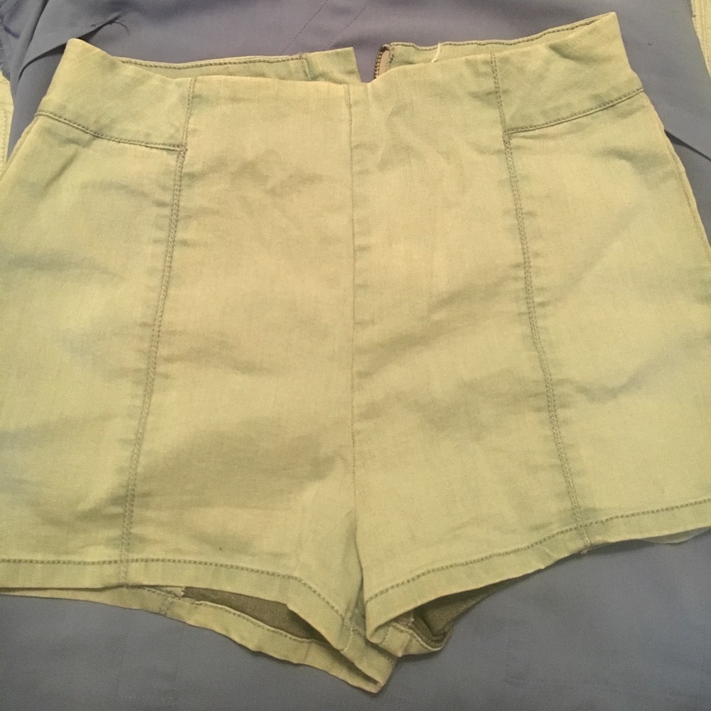 Kimchi Blue high waisted light jean shorts- size 4