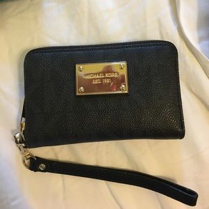michael kors black wristlet
