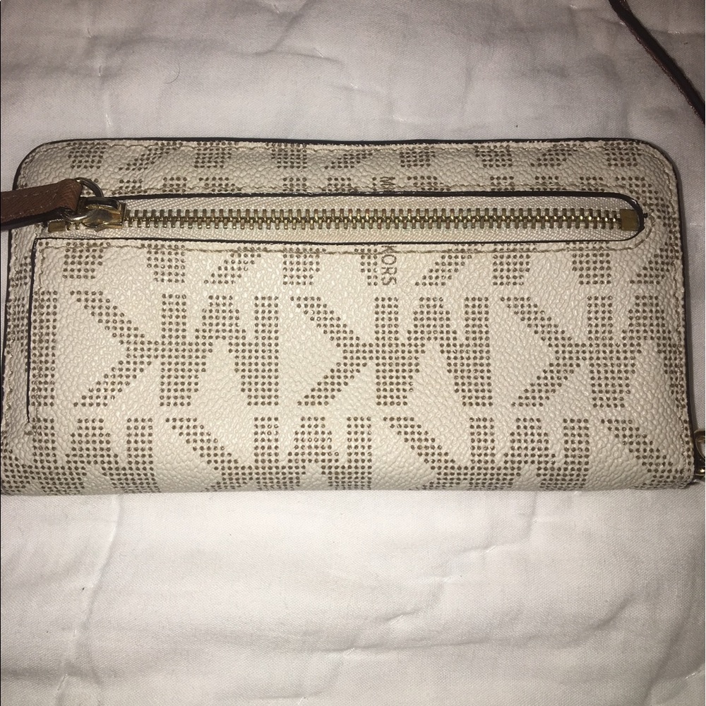 Michael Kor's wallet - Picture 2 of 3
