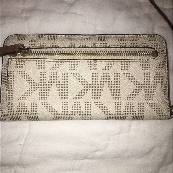 Michael Kor's wallet - Picture 2 of 3