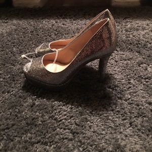🔥NWT Gianni Bini 6 1/2 Glitter Platform Heels🔥