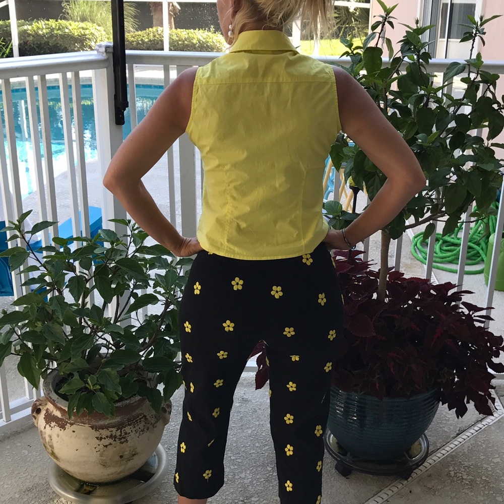 Lost in Hurricane Ian 🌺🌴HP🌴🌺2 pc cute outfit. Crop top & Capri pants - Picture 2 of 4