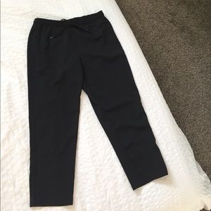 Trendy, relaxed, cropped black pants