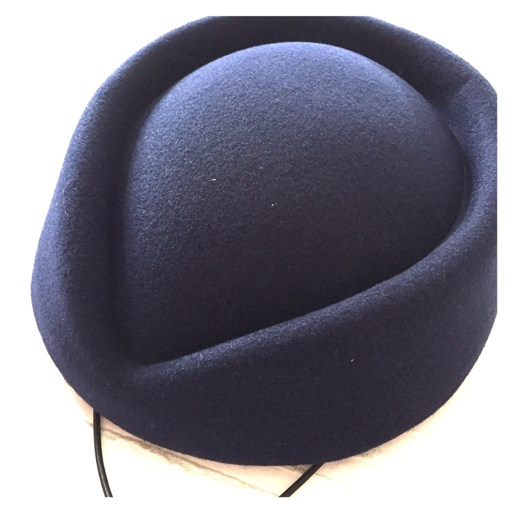 1940's style pillbox hat. Navy.