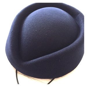 1940's style pillbox hat. Navy.