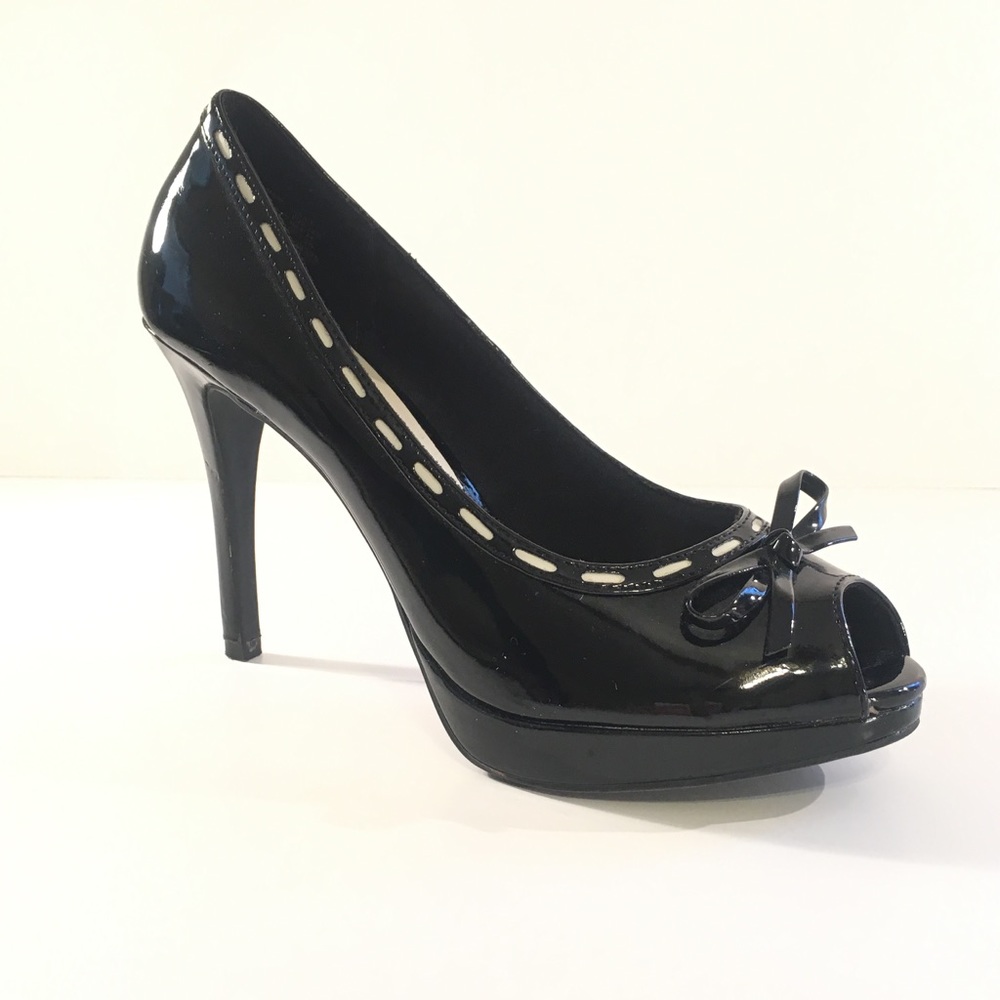 ✨SALE✨ Fioni Black and White Peep Toe Heels