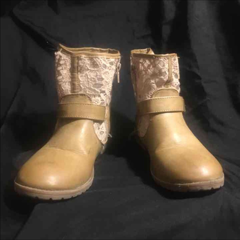 Girls tan with lace size 3 boots