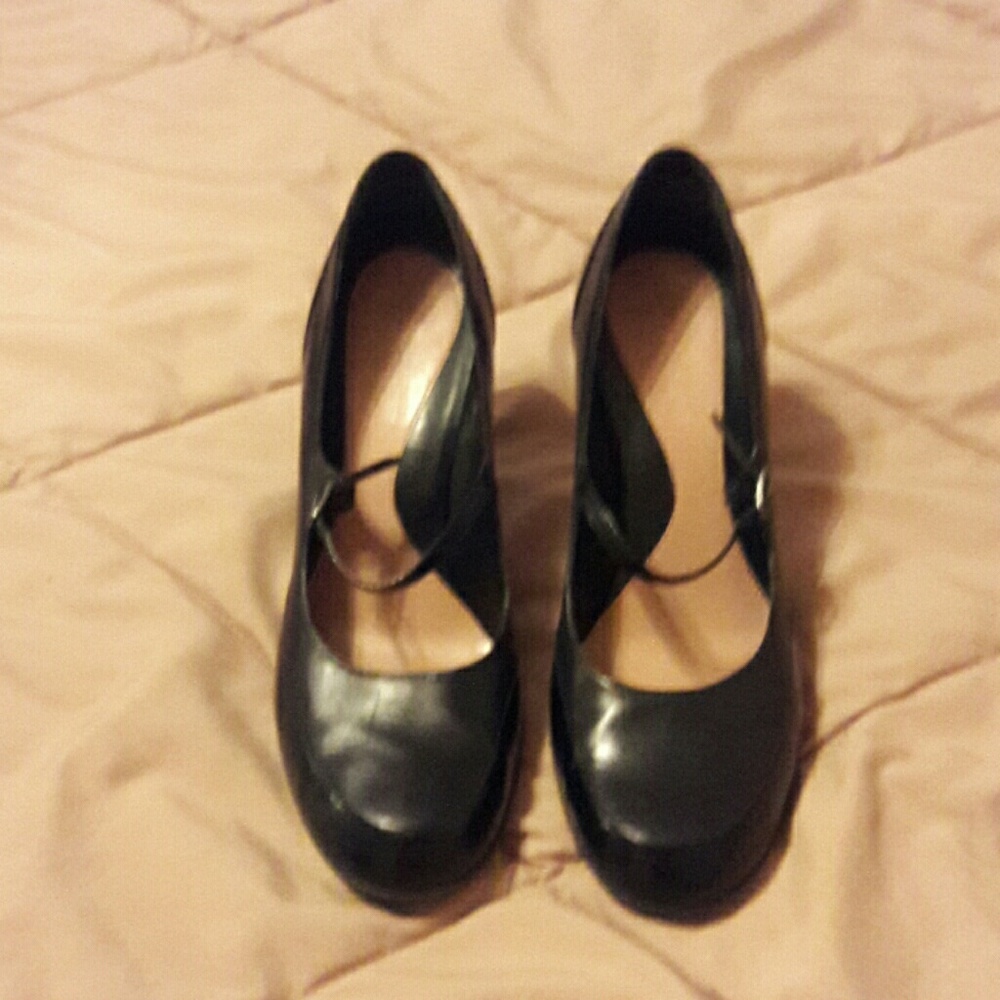 Shoes - Picture 2 of 4