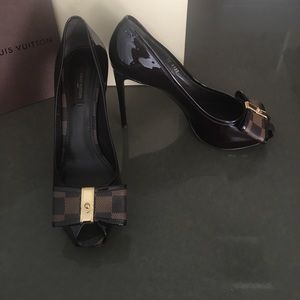 Louis Vuitton, Daimer Peep Toe Pump, Size 9