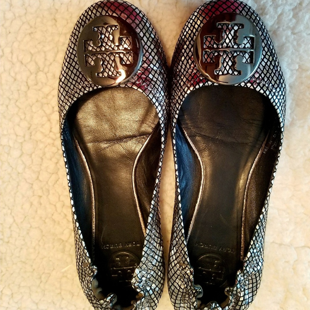 Authentic Tory Burch pewter metallic snake flats!!