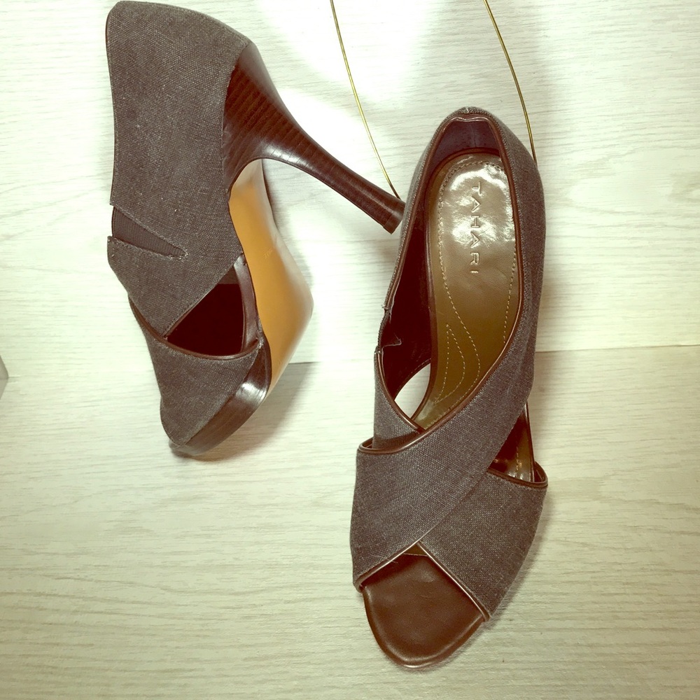 NWT TAHARI Tracy Grey Denim/Leather Heels