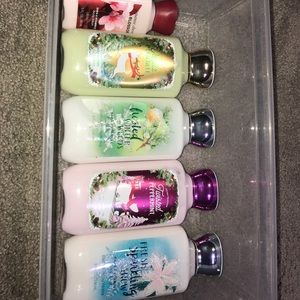 B&BW set of 4 Holliday scents + 1 regular scent.
