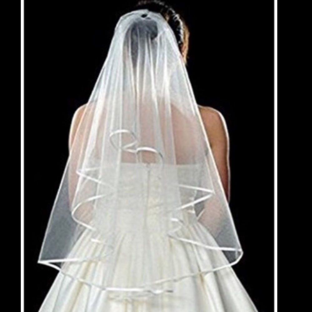 Bridal Veil with Comb & Ribbon Edge Center Cascade