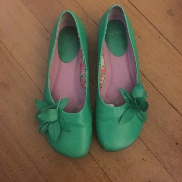Adorable green flats with flower detail - Picture 1 of 3