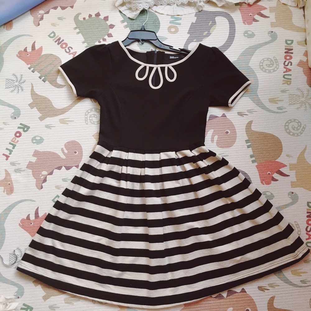 Dress with detailed neckline
