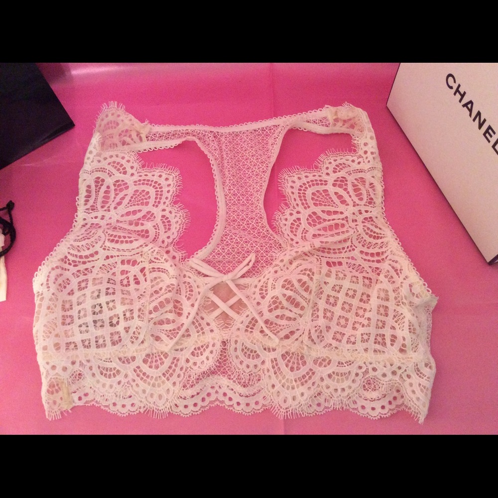 BRAND NEW VICTORIA SECRET BRALETTE - MEDIUM