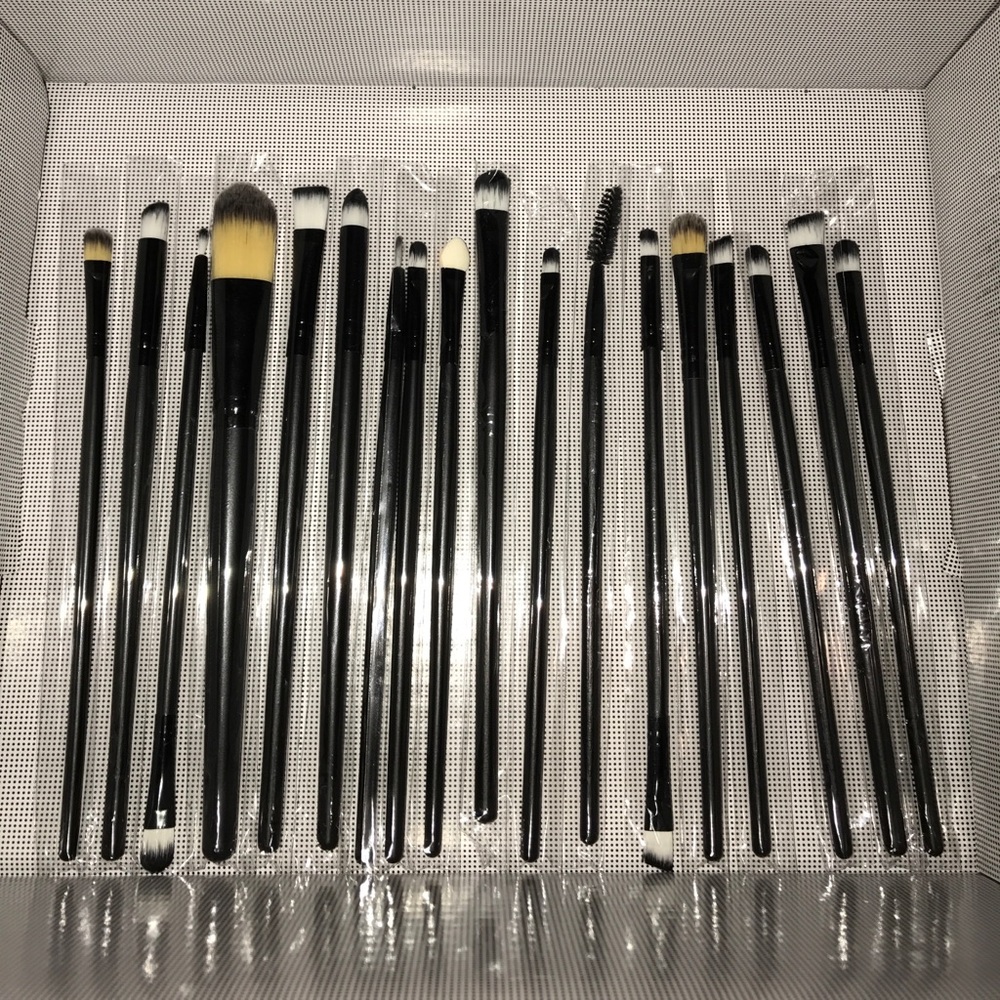 18 pc makeup brush set