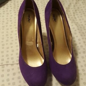 Purple pumps