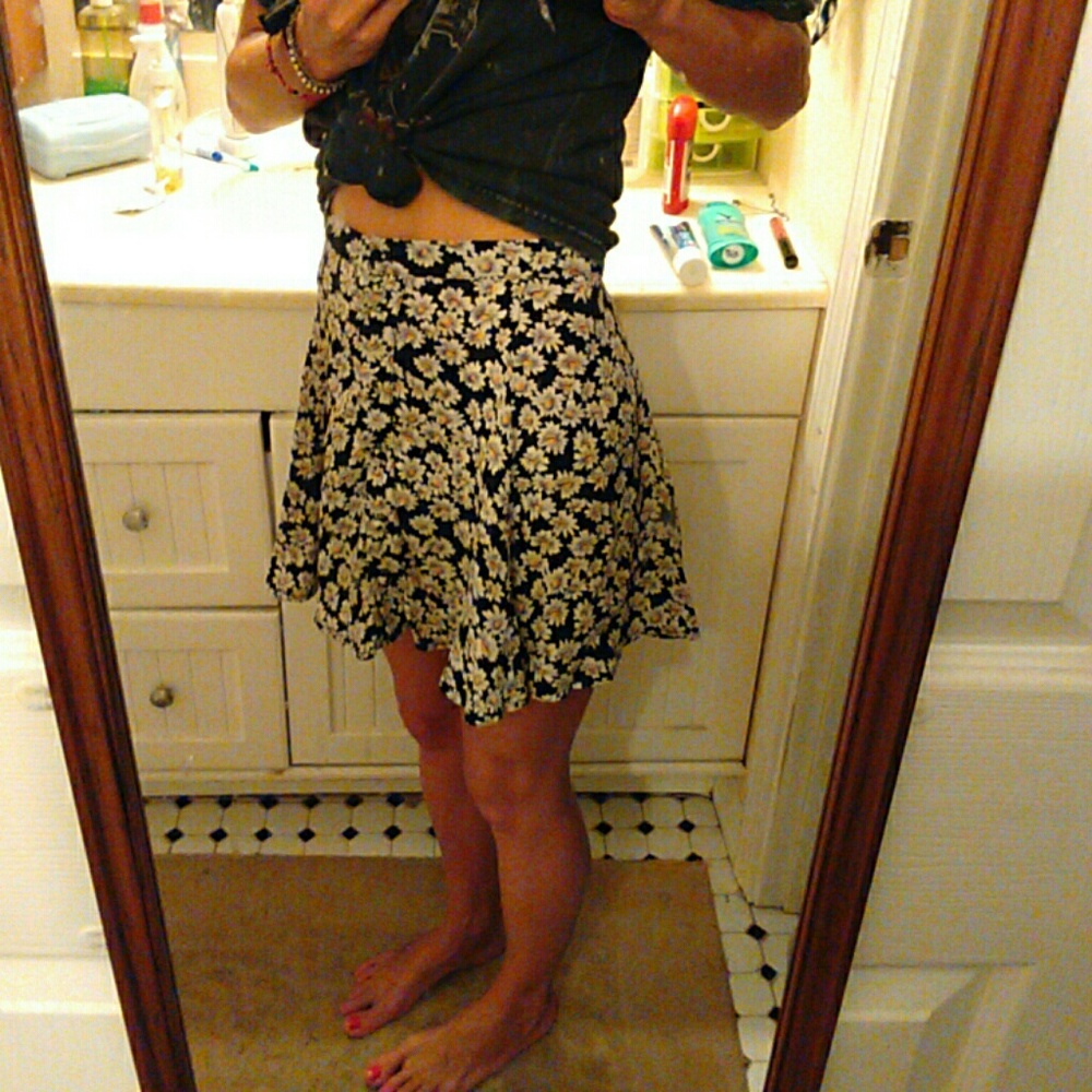 Brandy melville daisy button up skirt xs\s