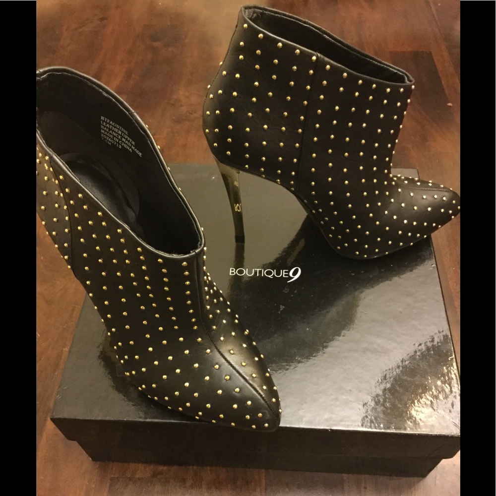 Black leather ankle booties!