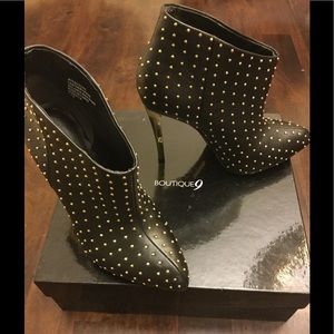 Black leather ankle booties!