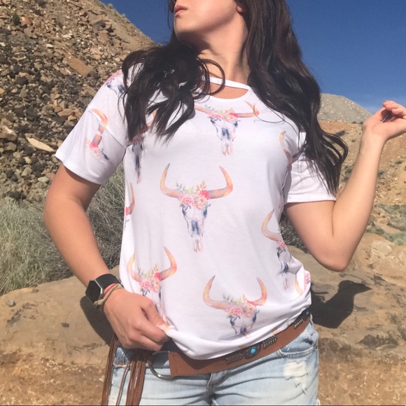 Boutique Tops - << Steer Skull Country Chic Loop Neck Tee Shirt >>