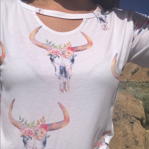 << Steer Skull Country Chic Loop Neck Tee Shirt >> - Picture 4 of 4
