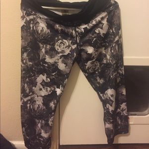 Betsy Johnson crop leggings