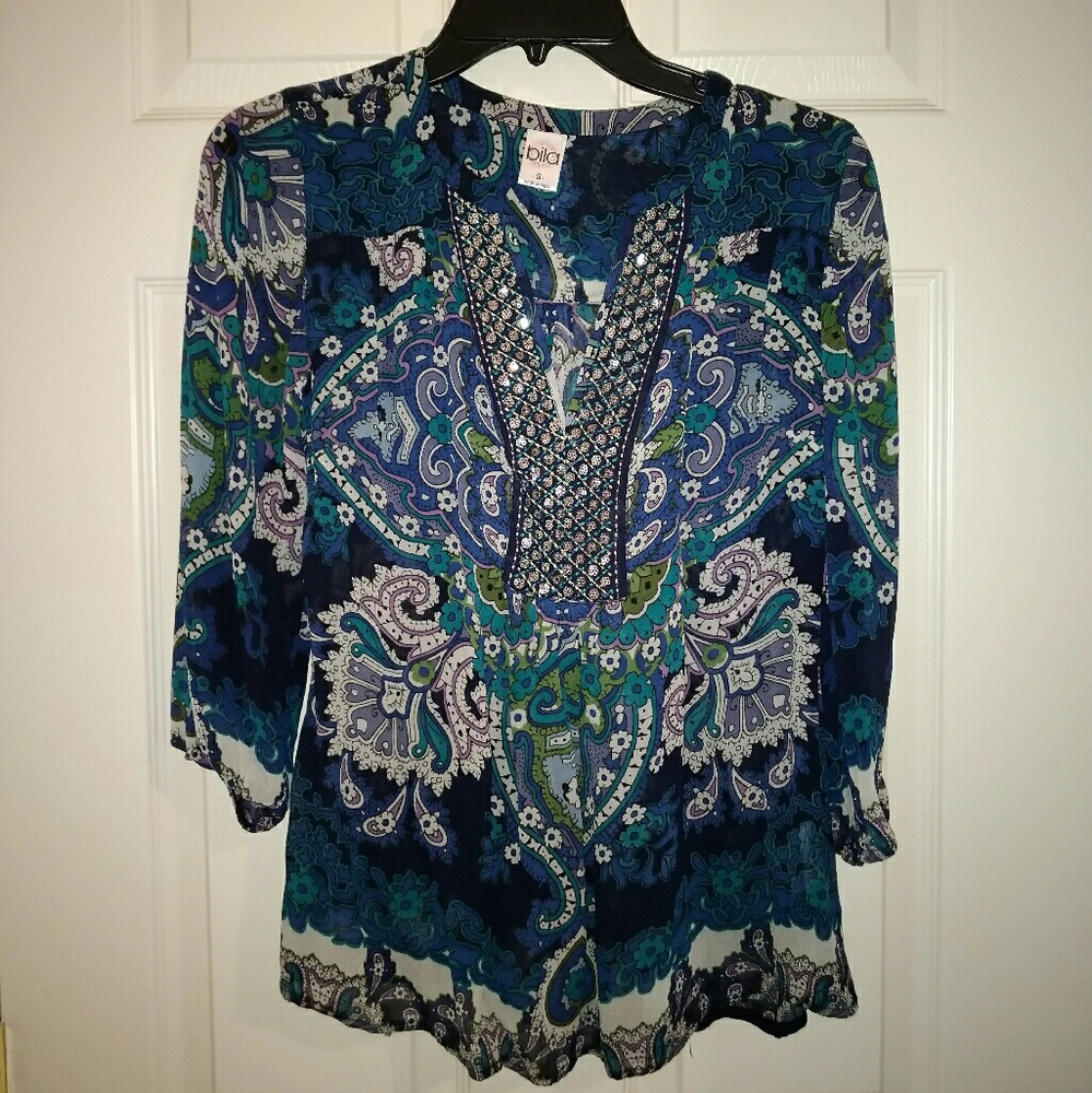 Colorful blouse. Sequin details.