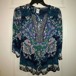 Colorful blouse. Sequin details.