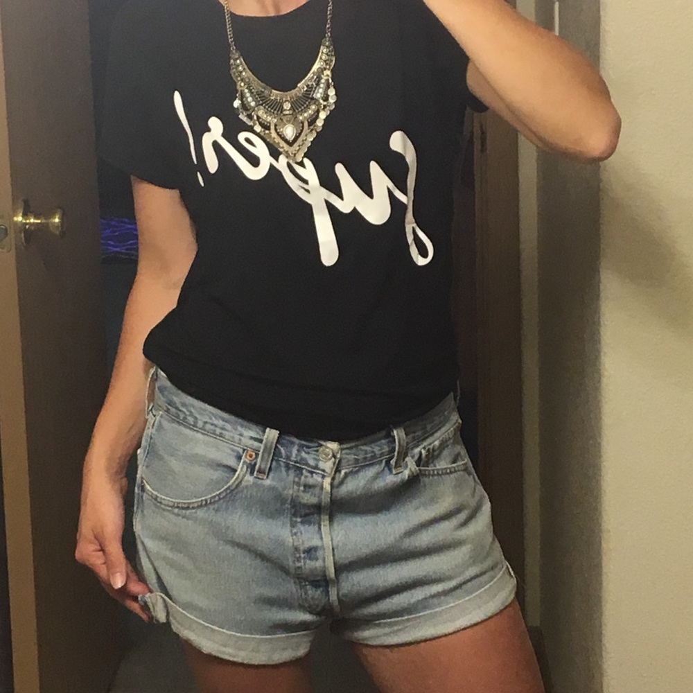 🚫SOLD🚫High waisted button up Levi's jean shorts