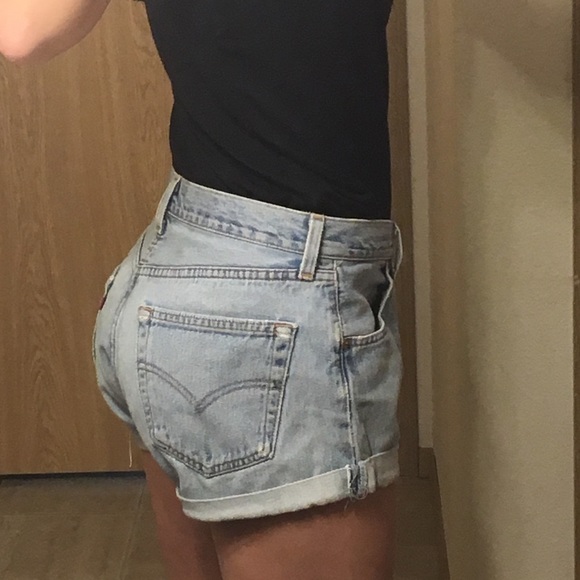 🚫SOLD🚫High waisted button up Levi's jean shorts - Picture 3 of 4