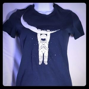 "Astronaut Hanging on Moon" S Navy Fitted Tee NEW