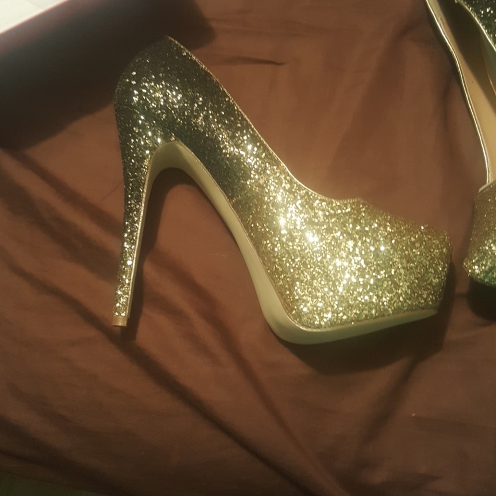 Brand new gold pumps