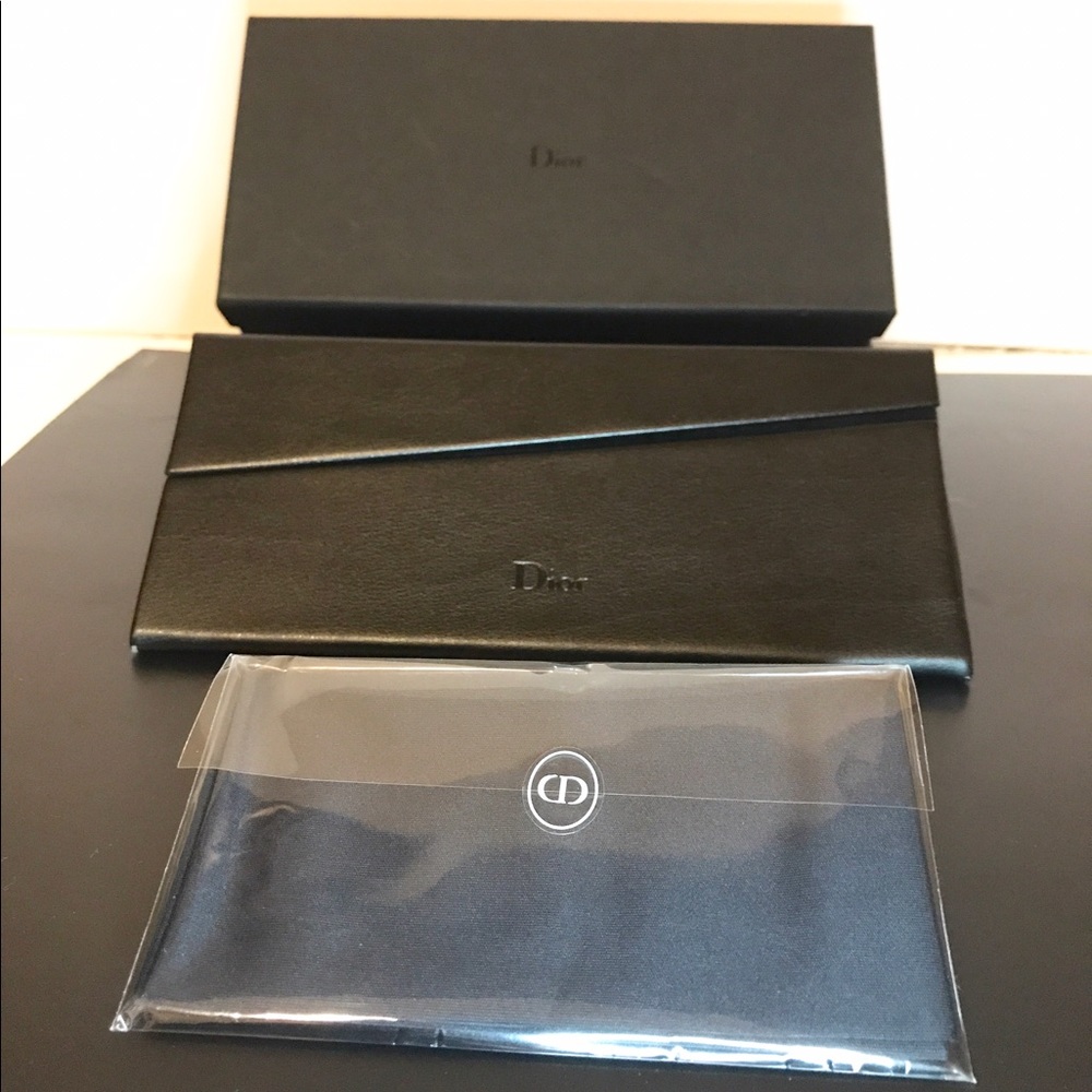 BRAND NEW DIOR MAGNETIC FOLDING CASE!