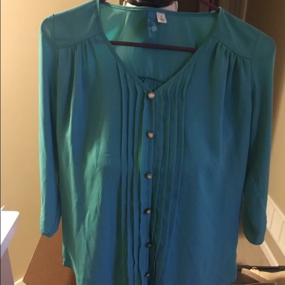 Teal green top