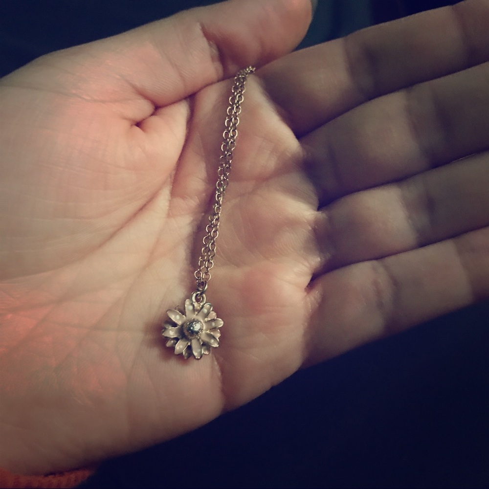 Flower pendant necklace