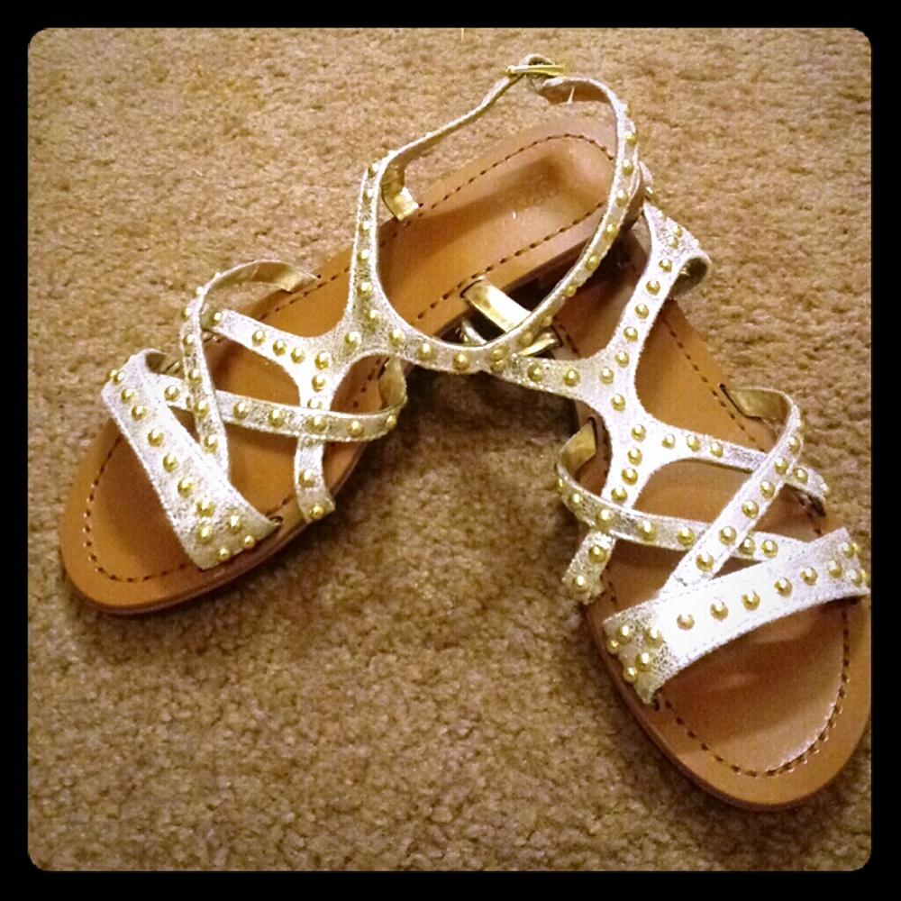 NWT GRAY by SAKS Grommet Sandals