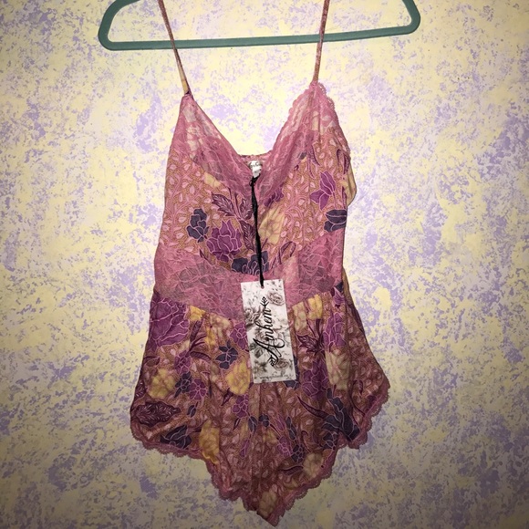 Arnhem Other - NWT Arnhem bodysuit/onesie size large!!