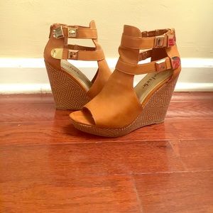 Wedge-cha Doing Peep Toe Wedges