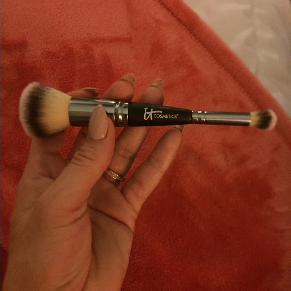IT Cosmetics foundation and concealer brush