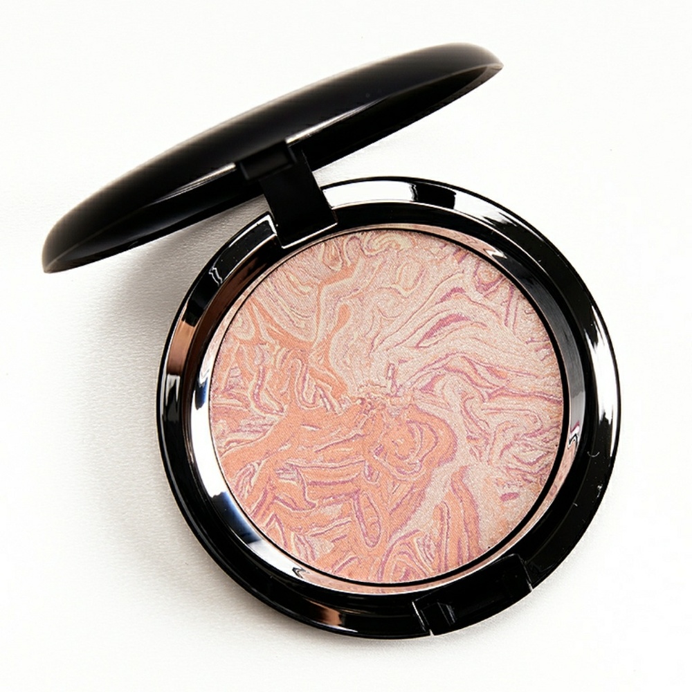 M.A.C  Limited EditionLuna Luster Highlighter