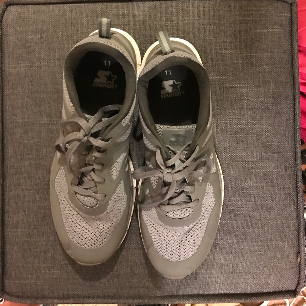 Gray tennis shoes