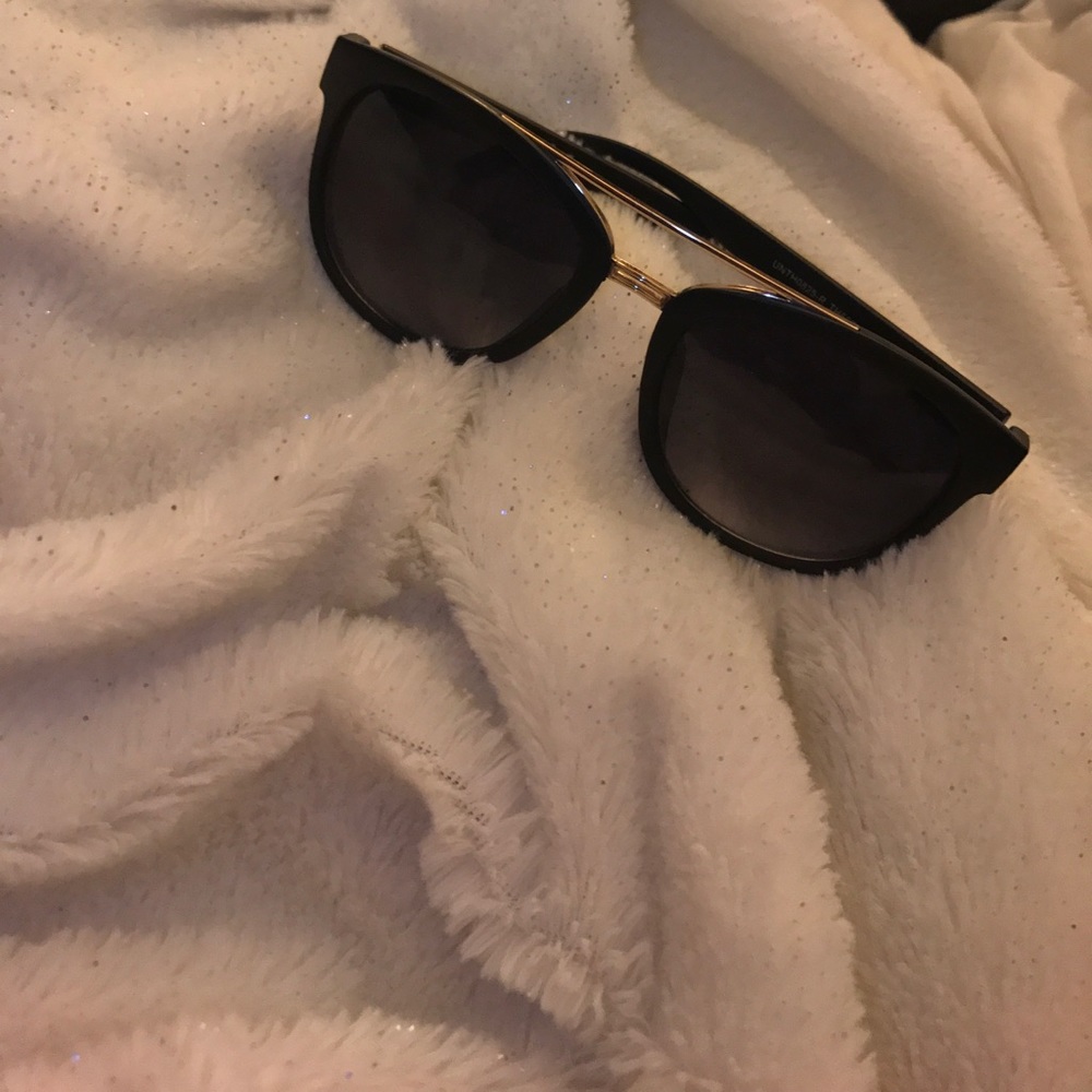 Tahari sunglasses