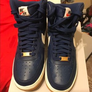 Grade school boys Nike Mid Air Force 1