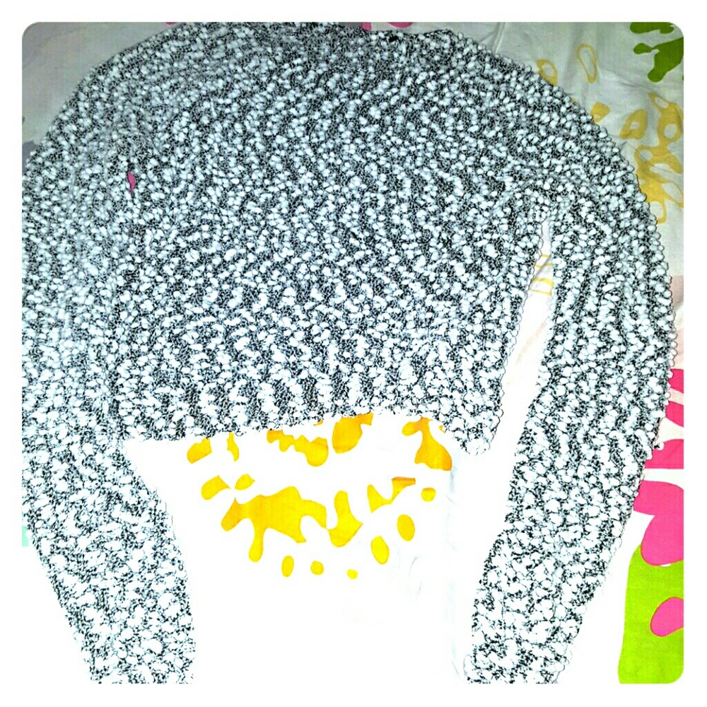 H&M short black & white sweater