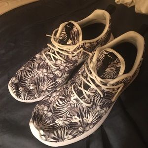 Nike Roshe Run B&W Floral design S 9.5