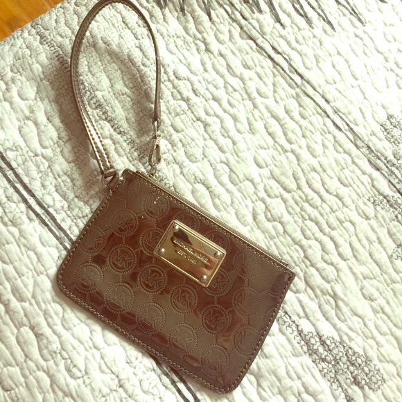 Michael Kors wristlet - Picture 1 of 4