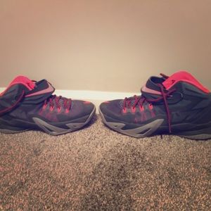 Lebron soldier 8 pink and black 9/10 condition.