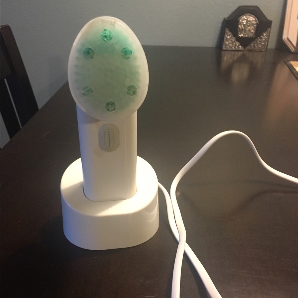 Clinique Sonic System Purifying Cleansing Brush